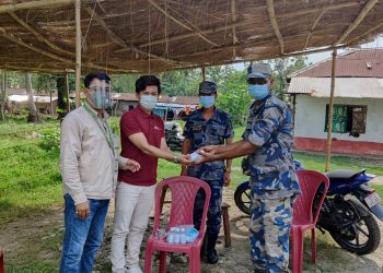 मेचीनगरक्षेत्रमा खटिएका सुरक्षाकर्मीलाई स्वास्थ्य सामग्री प्रदान