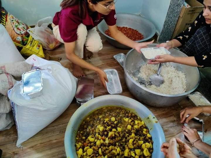 रोट्रयाक क्लब अफ इटाभट्टा म्यूनिसिपलको कोभिड लक्षित ‘एकदिन एकछाक’ अभियान