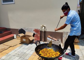 खाना खुवाउदैं रोट्रयाक