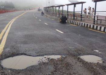 कन्यामको नमुना सडकमा एक महिनामै सयौं खाल्डो