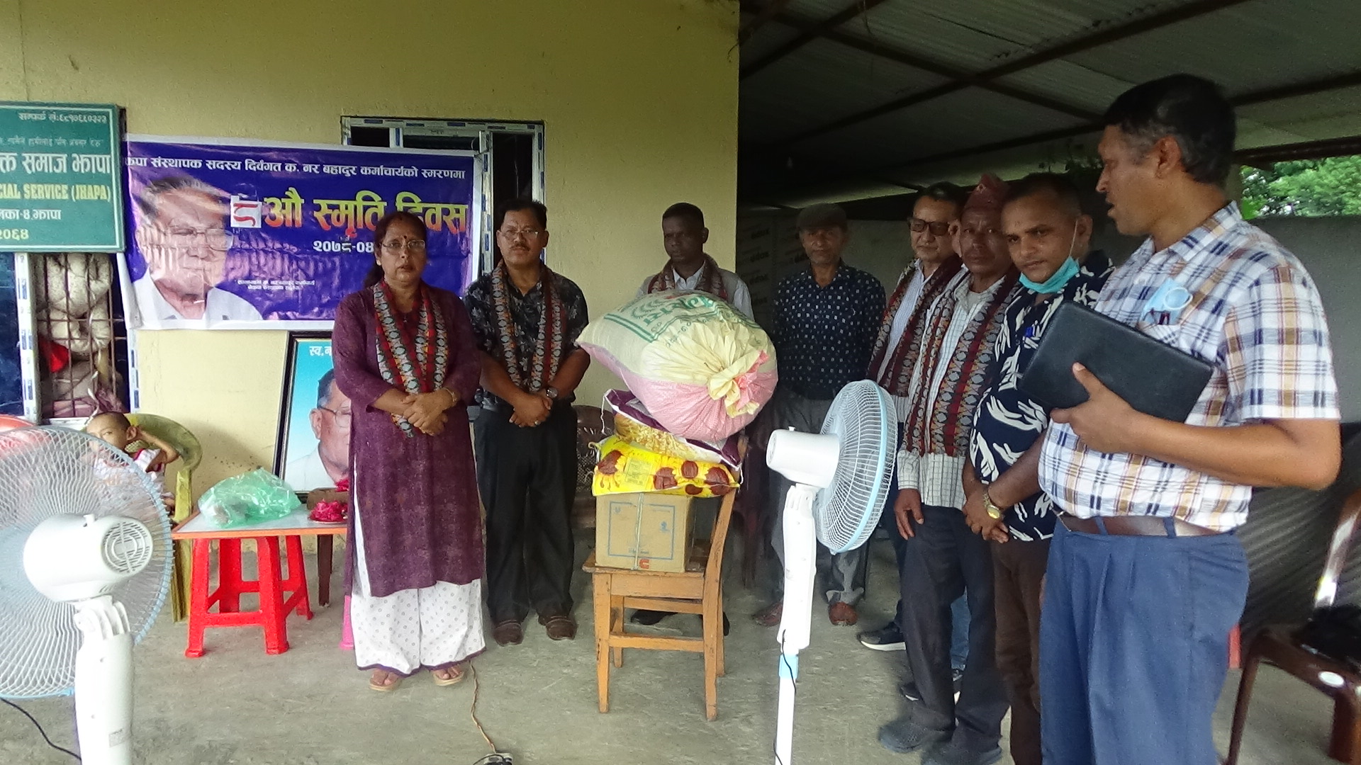 नेकपाका संस्थापक सदस्य कर्माचार्यको स्मृतिमा खाद्य सामाग्री वितरण