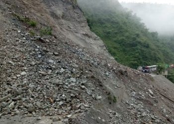 लगातारको वर्षासँगै आएको पहिरोले देशका अधिकांश सडक अवरुद्द