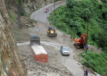 पहिरोमा ट्रक पुरिदा दुई जनाको मृत्युु ,चार सवारी साधनमा क्षति