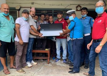 भद्रपुर रोटरीद्वारा ट्राफिक प्रहरीलाइ स्मार्ट टेलिभिजन हस्तान्तरण