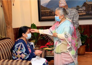 राष्ट्रपति भण्डारीले आमाको हातबाट दशैंको टीका ग्रहण