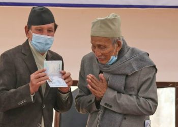 पहिलो ई–पासपोर्ट सत्यमोहन जोशीलाई