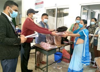 महिला स्वयम्सेविकाहरुलाई छाता, व्याग र स्वीटर