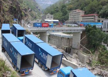तातोपानी नाकाबाट भित्रिए कन्टेनर
