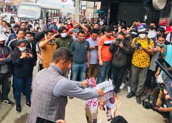 अभिनेत्रीमाथि दुर्व्यवहारको आरोपमा पक्राउ परेका युवकलाई रिहा गर्न माग गर्दै प्रदर्शन
