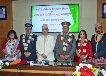 सशस्त्र र नेपाल प्रहरीका आईजीपीले लगाए दर्ज्यानी चिह्न