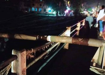 चितवनमा भीषण हावाहुरीले ३ जनाकाे मृत्यु, नारायणी पुलका सबै विद्युत पाेल भाँचिए