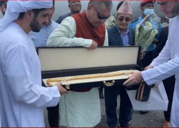 दुबईका राजकुमारले दिए दुर्गा प्रसाईंलाई सुनको लौरो उपहार