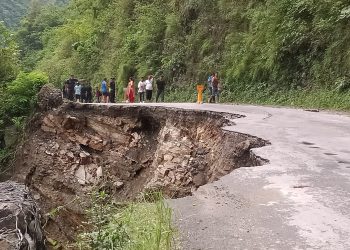 आँबुखैरेनी नजिक सडक भासिएको ठाउँमा भेटियो दुई शव(अपडेट)