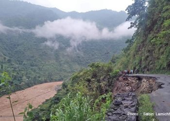 सडक भासिएको स्थानबाट कार खस्यो, गोताखोरद्वारा खोजी जारी