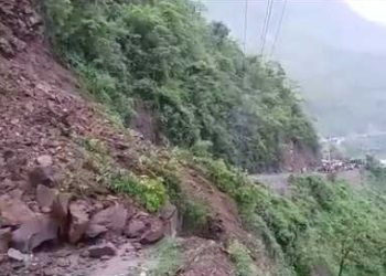 पहिरोको कारण नारायणगढ-मुग्लिन सडक अवरुद्ध, यात्रु अलपत्र
