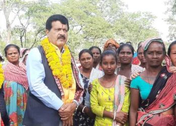 भोट माग्न चिया बगानमा उम्मेदवार : मजदुरको समस्या समाधान गर्ने आश्वासन