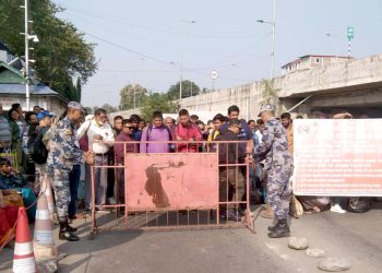नेपाल–भारत सीमानाका बन्द गरिएपछि मेची पुलमा सर्वसाधारणको भीड