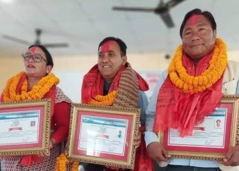 निर्वाचित उम्मेदवारलाई प्रमाण पत्र प्रदान