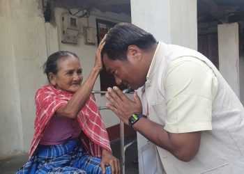 झापा क्षेत्र नम्बर १ प्रदेशसभा क का उम्मेदवार गोपाल तामाङ्ग घरदैलोमा व्यस्त