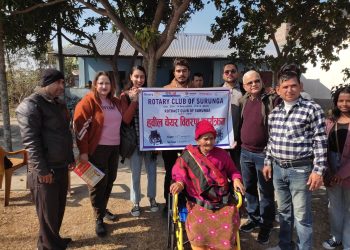 रोटरी क्लव अफ सुरुङ्गाले असक्तहरुलाई घर घरमै पुर्यायो व्हील चेयर