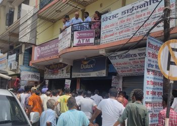 इनरुवामा मेडिकल अनुगमनमा आएको सरकारी टोलीलाई व्यवसायीले थुने