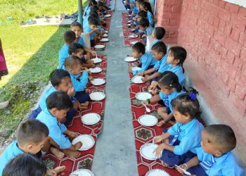 मेचीनगरमा ‘दिवा खाजा कार्यक्रम’ प्रभावकारी बन्दैं : सामुदायिक विद्यालयमा बढ्यो विद्यार्थीको नियमितता