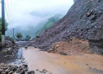 पहिरोले नारायणगढ-मुग्लिन सडक अवरुद्ध