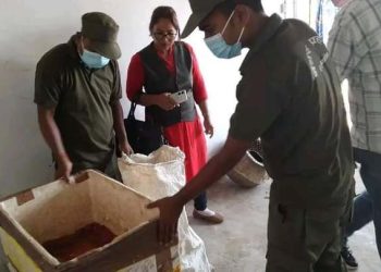 गौरादहका माछा पसलमा अनुगमन : करीब ८६ केजी प्रतिबन्धित माछा नस्ट