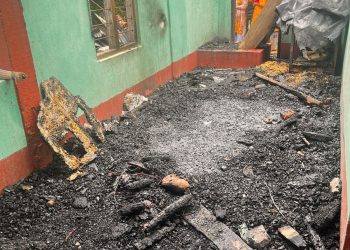 थोप्लेबिरानमा आगलागी : दमकलको ढिलाइले खरानी भयो अधिकारीको घर