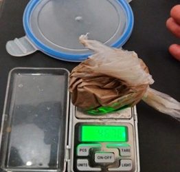 मेचीनगरका हरिलाल एक केजी चारसय ग्राम गजासहित पक्राउ
