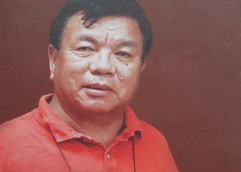 सादा जीवन उच्च विचारका धनी डाक्टर पुन पुस्तक बेच्दै महाकालीबाट मेचीसम्म