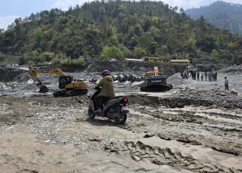 रोशी खोलाको बाढीले बीपी राजमार्ग अवरुद्ध, अस्थायी सडक बगाउँदा यातायात ठप्प