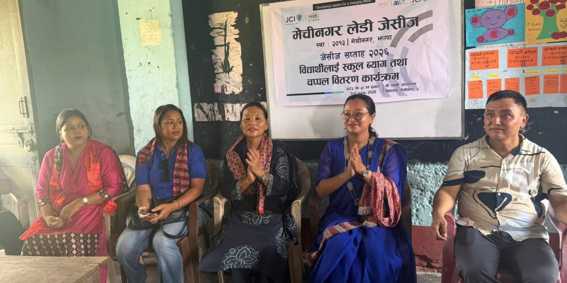 सन्दर्भ : जेसीज सप्ताह, लक्ष्मीका विद्यार्थीलाई झोला र चप्पल वितरण
