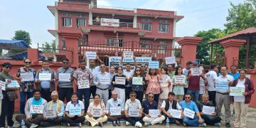 जिल्ला प्रशासन कार्यालयको मुल गेटमा पत्रकारको धर्ना