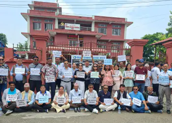 जिल्ला प्रशासन कार्यालयको मुल गेटमा पत्रकारको धर्ना