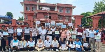 जिल्ला प्रशासन कार्यालयको मुल गेटमा पत्रकारको धर्ना