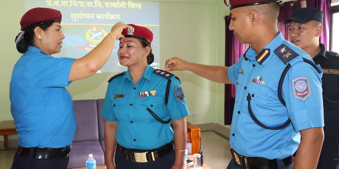 पदोन्नती भएका प्रहरीहरु दर्ज्यानी चिन्हबाट सुशोभन