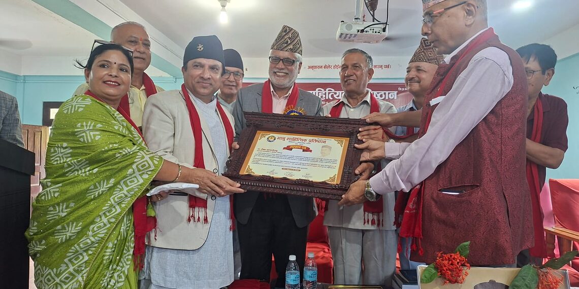 यस वर्षको आदिकवि भानुभक्त आचार्य पुरस्कार स्रष्टा डाक्टर टीका भण्डारीलाई प्रदान