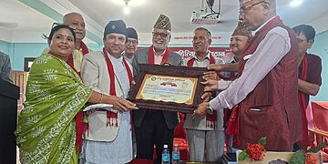 यस वर्षको आदिकवि भानुभक्त आचार्य पुरस्कार स्रष्टा डाक्टर टीका भण्डारीलाई प्रदान