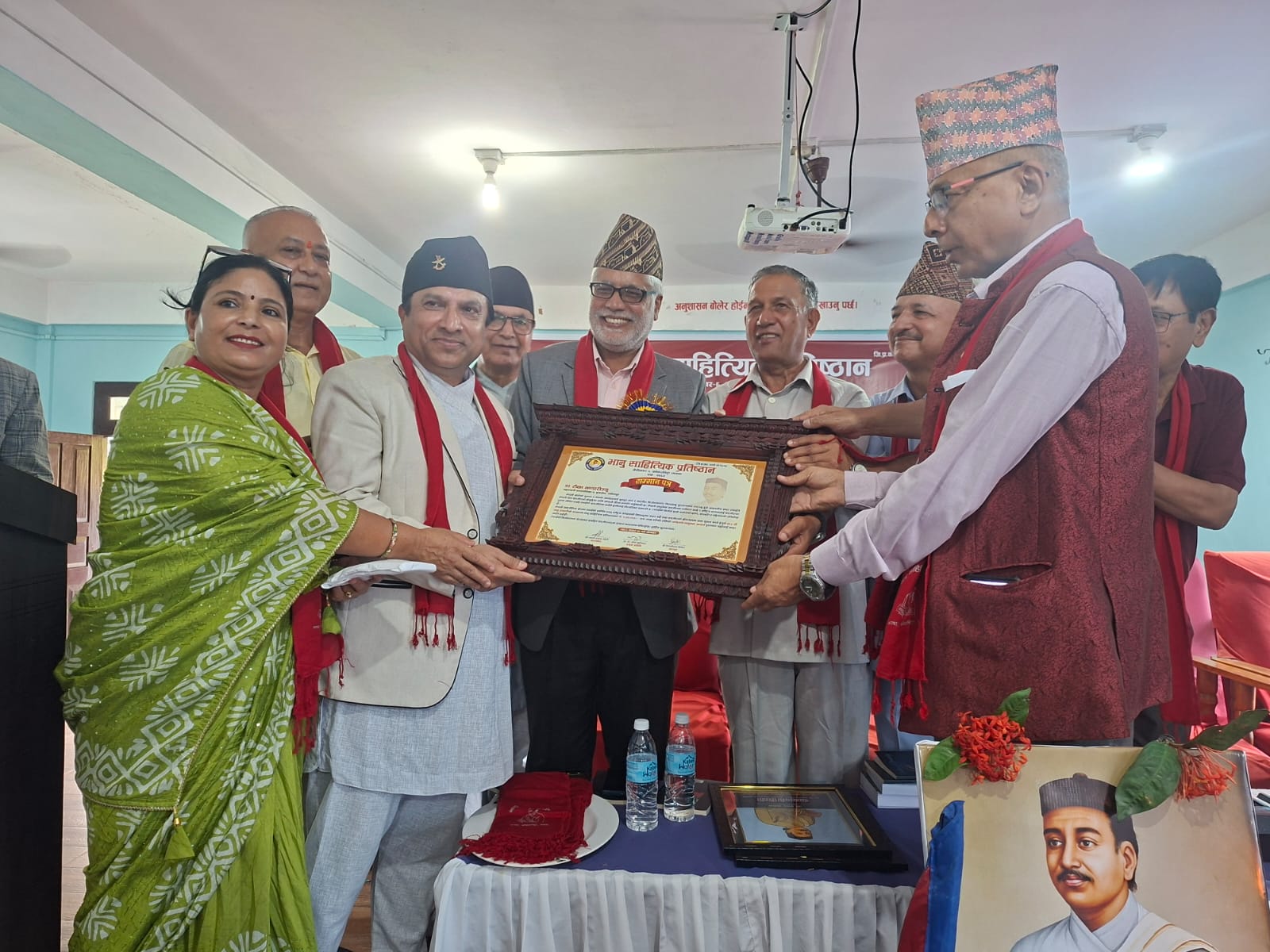 यस वर्षको आदिकवि भानुभक्त आचार्य पुरस्कार स्रष्टा डाक्टर टीका भण्डारीलाई प्रदान