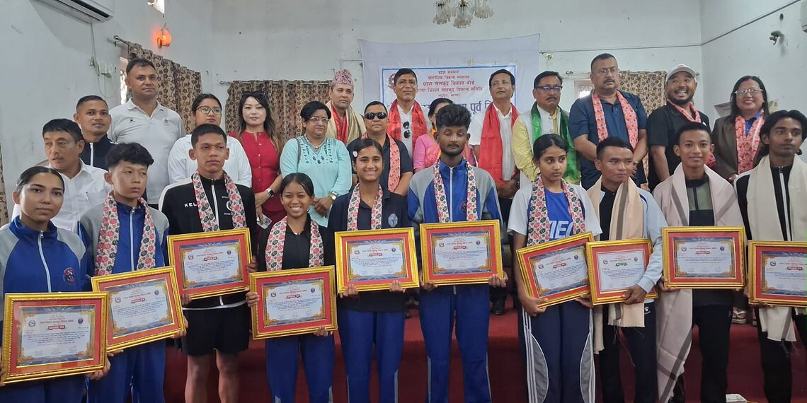 खेलाडीलाई नगदसहित सम्मान, भेषराज भण्डारीको समितिको विदाई