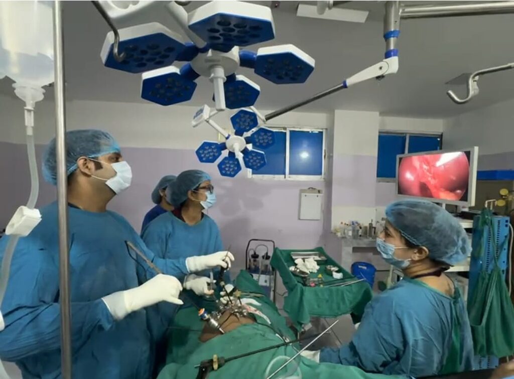 शल्यक्रिया कक्षमा आधुनिक विधिबाट बिरामीको उपचार गर्दै गरेका चिकित्सकहरू।