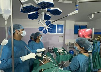 शल्यक्रिया कक्षमा आधुनिक विधिबाट बिरामीको उपचार गर्दै गरेका चिकित्सकहरू।