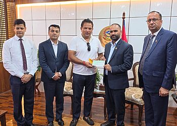 भोटेकोशी बाढीपीडितका लागि होटल मेची क्राउनको २६ लाख सहयोग