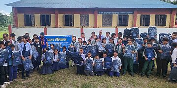 स्काउटमा आबद्ध एकसय विद्यार्थीलाई ब्याग वितरण