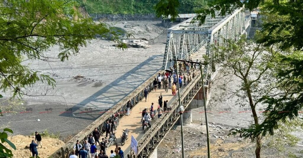 गोरखा र धादिङ जोड्ने आरुघाट पुलमा जडान गरिएको बेलिब्रिज