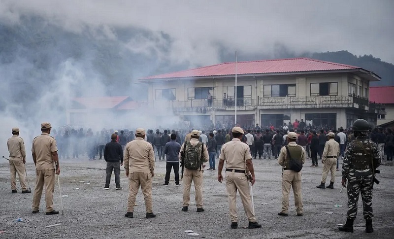 भारतको अरुणाचल प्रदेशमा जलविद्युत् बाँधविरुद्ध प्रदर्शन गरिरहेका स्थानीयवासी