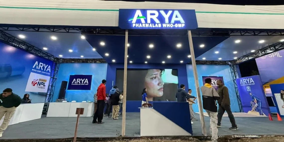 एनपीएलको स्वास्थ्य साझेदार बनेको आर्य फार्माल्याबको लोगो र क्रिकेट मैदान