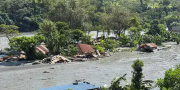 बुढीगण्डकी बाढीले अवरुद्ध सडक खुलाएपछि सञ्चालनमा आएका सवारीसाधनहरू