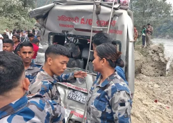 चितवनको पृथ्वी राजमार्गमा दुर्घटनाग्रस्त सवारी साधनहरू